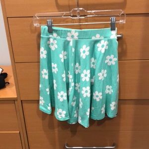 Flirty floral skirt!